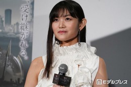 早見沙織、美脚チラ見せワンピース姿「大人の魅力」「脚のラインが綺麗すぎ」