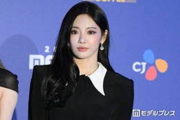 aespaニンニン、タイトミニワンピから美ボディ際立つ「スタイル良すぎ」「蛍光ピンク着こなせるのすごい」の声