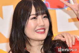 “可愛すぎる新喜劇女優”小寺真理、美脚際立つミニスカ路上ショット公開「スタイル抜群」「大人っぽくて素敵」の声