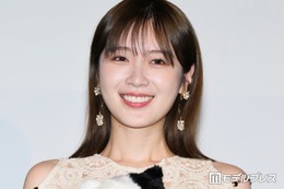 元乃木坂46高山一実、ノースリ×ショート丈ボトムス姿 ベッド上での写真公開「大人な表情も素敵」「綺麗で可愛いのは反則」 画像
