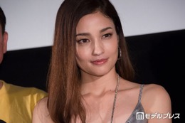 黒木メイサ、圧巻美脚際立つショーパンブラックコーデに絶賛の声「オーラがすごい」「憧れのスタイル」 画像