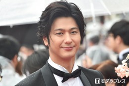 速水もこみち「いつもありがとう」妻・平山あやと肩を寄せ合う夫婦ショット公開「ずっとラブラブで素敵」「幸せオーラがすごい」と反響