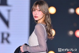 元NMB48村瀬紗英、大胆柄ストッキングで美脚際立つ 秋先取りコーデで魅了【関コレ2026A/W】 画像