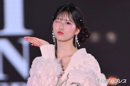 AKB48八木愛月、ウィンク＆投げキスでファン悶絶 オーバーサイズニットから美脚スラリ【関コレ2026A/W】 画像