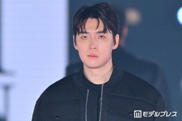 「脱出おひとり島」出演の“イケメンカフェ経営者”キム・ジョンス、オールブラックコーデでランウェイ闊歩 日本イベントで存在感放つ【関コレ2026A/W】
