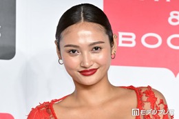“驚異の10頭身”モデル・香川沙耶、若かりし頃の母親顔出し公開「遺伝子最強」「瓜二つすぎる」の声