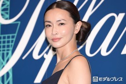 長谷川京子、美背中際立つ大胆キャミソールドレス姿「後ろ姿まで完璧」「街中にいたら二度見しちゃう」と絶賛の声 画像