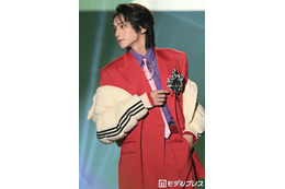 山下幸輝、レッドセットアップがお似合い  カラフルコーデ着こなす【TGC松山2026】 画像