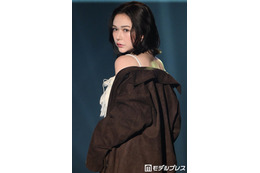村重杏奈、胸元ざっくりキャミソールから美デコルテ輝く ブラウンスエードで秋の装い【TGC松山2026】 画像
