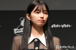乃木坂46五百城茉央、夏のお散歩ショット公開 ノースリ姿に「眼鏡姿が新鮮で可愛い」「圧倒的な透明感」と反響