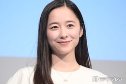 堀田真由、美肩際立つボリューム黒ドレス姿公開「華奢な肩憧れる」「上品な雰囲気で素敵」と絶賛の声 画像