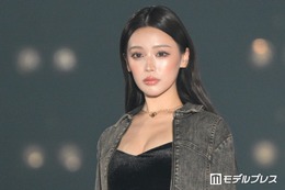 せいせい、美ウエスト際立つ胸元ざっくりコーデに反響「スタイルがレベチすぎる」「くびれが凄い」