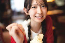 日向坂46金村美玖、“あーん”する彼女感あふれる赤ニット姿 2nd写真集先行カット第4弾解禁 画像