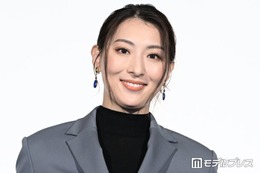 「VIVANT」出演女優「別班の任務ではありません」女医姿のオフショットが話題「確かに別人」「潜入捜査ではないよね」 画像
