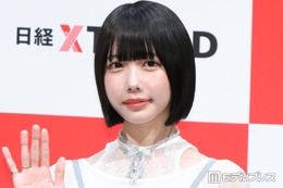 あの、胸元際立つベアトップ衣装姿に熱視線「デコルテから肩のラインが綺麗すぎる」「透き通るような美肌」 画像
