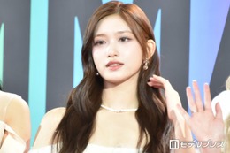 IVEイソ、ミニワンピから圧巻美脚際立つ「スタイルが異次元」「お姫様みたい」と反響