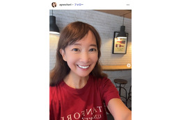 有名歌手、幼少期の写真公開「ずっと可愛いですね」「クリンクリンの目に吸い込まれそう」の声 画像