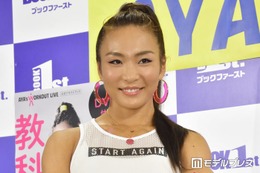 第1子出産のカリスマトレーナーAYA「めくれても…下着が見える恐れゼロ」ミニスカコーデで圧倒的美脚披露「格好良すぎる」「圧倒的なスタイル美」の声