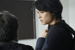 松村北斗＆今田美桜、岸善幸監督の演出について明かす『白鳥とコウモリ』メイキング写真＆コメント