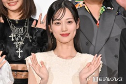 山下美月、デコルテ輝くベアトップドレス姿披露「女神」「圧倒的な美しさ」と反響
