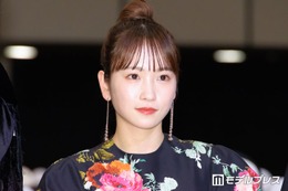 川栄李奈、元AKB48メンバーとのお揃いキャミソール姿に反響「鎖骨くっきりで綺麗」「揃ってスタイル抜群」
