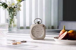 バルミューダの「The Clock」に特別カラー・シャンパンゴールドが登場。新機能「ナイトルーティン」も話題に