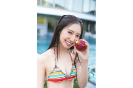 日向坂46金村美玖、プールでリンゴ一口かじる 水着姿の2nd写真集先行カット第9弾解禁【機微】