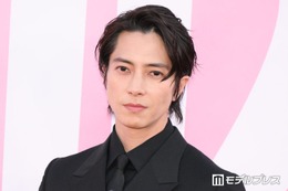 山下智久「尊敬する先輩」との寄り添いショット披露「お祝いしてもらって嬉しそう」「後輩の顔してて可愛い」と反響