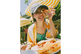 中町綾、プールサイドでの姿＆バスローブのオフショットも 初写真集新規カット公開 画像