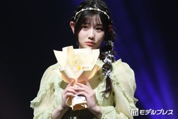 「今日好き」秋山みづき、美ウエストちらりのショート丈トップス×スウェットパンツ姿に反響「スタイルレベチ」「透明感ハンパない」