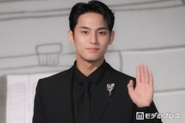 SEVENTEENミンギュ、入隊前に坊主姿公開「頭の形が綺麗」「どんな髪型も似合う」と反響相次ぐ