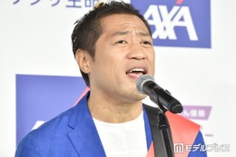 はなわ、両親顔出し3ショット公開「お父様にもお母様にも似てる」「誕生日祝ってもらって幸せそう」の声 画像