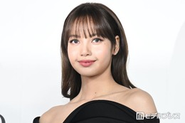 BLACKPINKリサ、胸元大胆開放のゴージャスドレス姿に反響「まさに女神」「圧倒的なスタイル」 画像