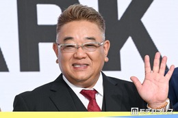 “脳梗塞で休養中”伊達みきお、デニム姿の近影公開で「もしかして退院した？」「復帰楽しみ」と話題