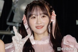 ＝LOVEメンバー、美デコルテ＆美脚際立つオフショル×ショーパンコーデに反響「透き通るような肌」「脚が真っ直ぐで綺麗すぎる」 画像