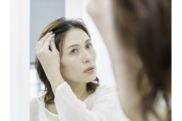 閉経後は「頭の中央の分け目」から薄毛が始まる⁉ 更年期の髪の悩み、原因を専門医が解説