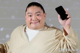 「VIVANT」出演話題の富栄ドラム、チョッキー役・OHMとの“オフ感満載”肩組みショットが話題「お迎えに行った際の写真です」