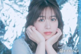元AKB48メンバー、ノースリ×シャツのレイヤードで美肩チラリ「ラインが綺麗」「透明感レベチ」と反響