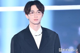 野村康太、シックなメガネ×黒スーツ姿に会場悲鳴「色気溢れてる」「似合いすぎ」と絶賛の声【TGC2026A/W】