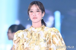 元日向坂46佐々木久美、メガネ姿で印象ガラリ ゴールド個性派ワンピでクラシカルな雰囲気【TGC2026A/W】