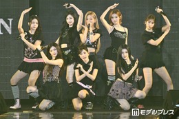 Hearts2Hearts、抜群スタイル際立つ衣装で豪華3曲披露 流暢な日本語で挨拶「楽しんでますかー？」【TGC2026A/W】