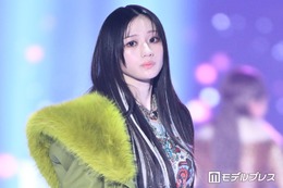 乃木坂46川崎桜、白メッシュヘアで雰囲気一変 ファーアウター×腰巻きシャツの個性派スタイル【TGC2026A/W】