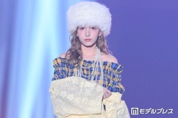 FRUITS ZIPPER早瀬ノエル、トップバッターで「IDOL RUNWAY」開幕 肩出し衣装で美デコルテ披露