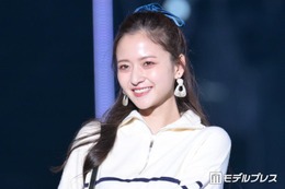 乃木坂46金川紗耶、すらり美脚際立つユニフォームコーデ披露「スタイル抜群」「美しい脚に見惚れる」と反響 画像