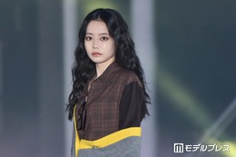 なごみ、スモーキーメイクで雰囲気一変 カラータイツで美脚スラリ【ガルアワ2026A/W】 画像