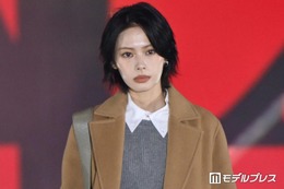 安斉星来、キャメルカラーのコート×ミニ丈ワンピで美脚披露 イエローの差し色映える【ガルアワ2026A/W】 画像