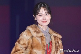 山下美月、美脚スラリの変形スカート×ブーツ姿に視線集中「着こなせるのすごい」「上級者スタイル」と反響【ガルアワ2026A/W】 画像