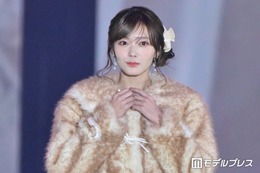 櫻坂46田村保乃、ふわふわファーコート×ミニ丈スカート 冬のフェミニンコーデで観客魅了【ガルアワ2026A/W】 画像