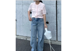甘いピンクをデニムと合わせて大人仕様に。新鮮な色使いで遊ぶ華やかスタイル【40代の毎日コーデ】