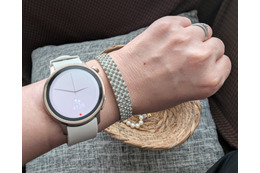 丸型フェイスがクール！ 摂取カロリーも推測できるシャープ「からだメイト Watch」レビュー